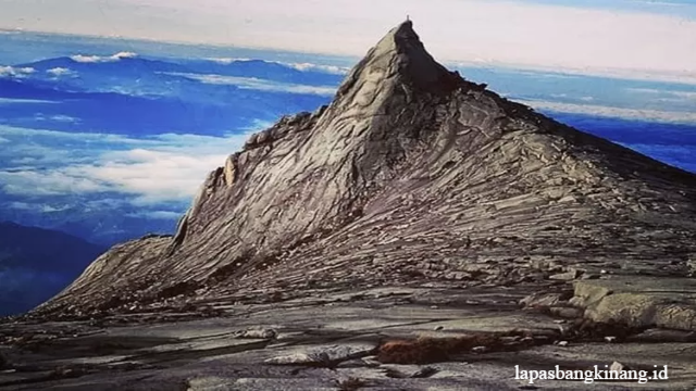 Gunung Tertinggi di Indonesia & Fakta Menariknya